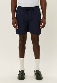 Ναυτικά μαγιό με ελαστική ζώνη και κορδόνι, διαθέτοντας πλαϊνή τσέπη και ελαφρύ, γρήγορα στεγανό ύφασμα.