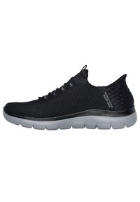 Baskets de sport noires avec une tige en mesh texturé, lacets élastiques et col rembourré. Semelle extérieure légère grise avec des éléments de semelle rembourrés.