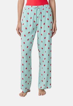 Pantalones de pijama azul claro con rayas blancas verticales, que presentan un patrón de fresas rojas. Tienen una cinturilla elástica con cordón.