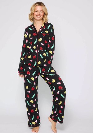 Zwart pyjama set met kleurrijke patronen, waaronder drankjes, taxi's en het Vrijheidsbeeld. Heeft lange mouwen, een kraag en relaxte pasvorm broeken.