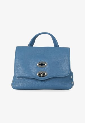 Borsa in pelle blu con finitura testurizzata, manico superiore e chiusura con fibbia in metallo. Presenta dettagli in metallo ai lati.
