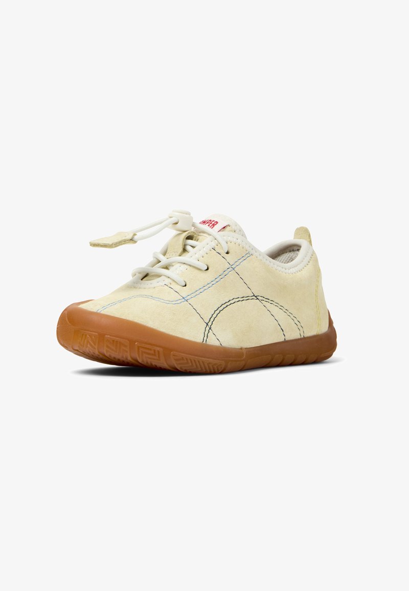 Scarpa in suede beige chiaro con lacci bianchi, punta tonda e suola in gomma color cuoio. Presenta dettagli cuciti e un piccolo logo sul tallone.