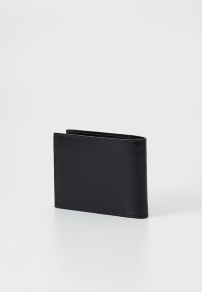 Must mustra rahakott minimalistlikus disainis, ristkülikuline kuju, sile tekstuur ja õmmeldud servad, ilma nähtavate logode või mustriteta.