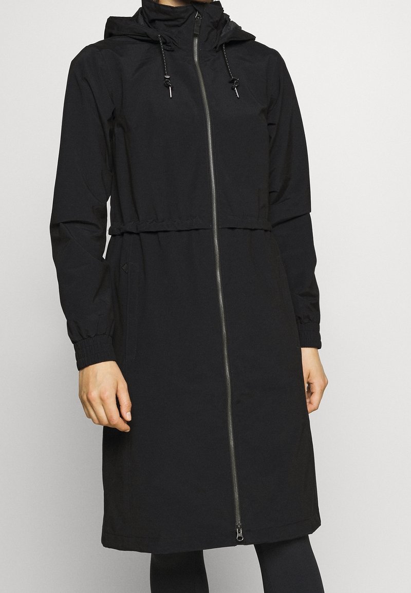 Svart, långärmad jacka med huva, framdragkedja, elastiska mudd och dragsko i midjan. Tillverkad av mjukt, lätt material.