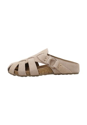 Sandalia beige de ante sin cordones con tiras anchas, puntera abierta, suela de corcho y anillo metálico decorativo con dos remaches dorados en el lateral.