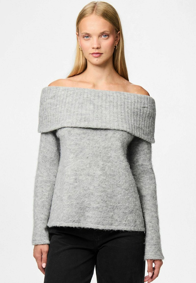 Suéter gris de punto sin hombros con cuello de canalé y mangas largas, que presenta una tela suave y texturizada y un ajuste relajado.
