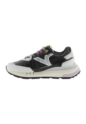 Zapatilla en blanco y negro con un empeine negro texturizado, acentos reflectantes, ojales de cordones en amarillo neón y una suela acolchada de color púrpura claro.