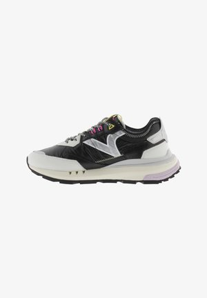 Zapatilla en blanco y negro con un empeine negro texturizado, acentos reflectantes, ojales de cordones en amarillo neón y una suela acolchada de color púrpura claro.