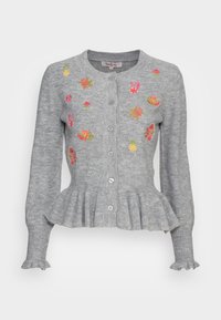 Szary dzianinowy kardigan z kwiatową haftem, okrągłym dekoltem, zapięciem na guziki, taliowany z falbaną oraz marszczonymi mankietami. Miękka faktura i dopasowany krój.