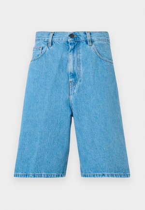 Shorts en denim bleu clair avec une coupe décontractée, dotés de passants de ceinture, d'une fermeture à bouton et de poches avant. Le tissu a une texture lisse.