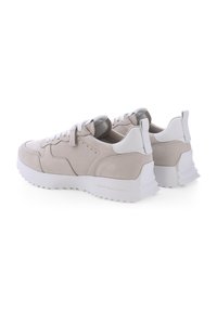 Hellbeige Wildledersneaker mit weißen Gummisohlen, runden Schnürsenkeln, gepolsterter Zunge und Akzenten an der Ferse. Texturierte Einsätze verleihen dem Design Tiefe.