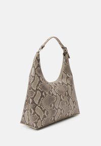 Sac hobo avec une sangle d'épaule incurvée, en simili peau de serpent texturée de nuances beige et marron, doté d'une fermeture éclair.