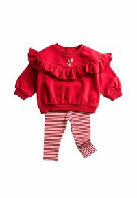 Roter Sweatshirt mit Rüschen an den Schultern und Baumstickerei, kombiniert mit rot-weiß gestreiften Leggings. Baumwollmischung, weicher Stoff.