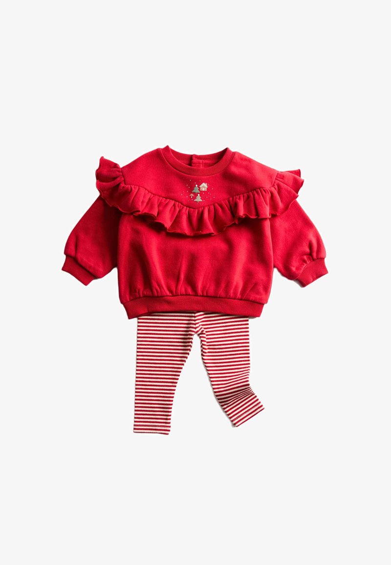 Roter Sweatshirt mit Rüschen an den Schultern und Baumstickerei, kombiniert mit rot-weiß gestreiften Leggings. Baumwollmischung, weicher Stoff.