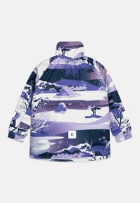 Giacca con cappuccio colorata caratterizzata da un motivo paesaggistico viola e bianco, con alberi e animali. Realizzata in tessuto leggero e morbido.