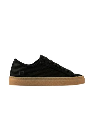 Zwarte lage sneaker met een bovenzijde van gestructureerde stof, zwarte veters en een lichtbruine rubberen zool, zij-aanzicht.