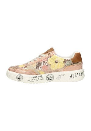 Laagmodel sneaker met roze en gele bloemenpailletten, witte zool met zwart Mustang-logo en tekst, en een hielstuk van beige leer.