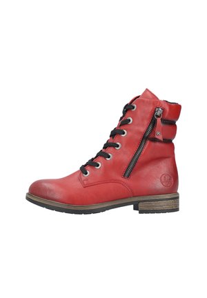 Bottines en cuir rouge avec des lacets noirs, fermeture éclair sur le côté et un talon en bois texturé. Elles ont un bout rond et un col rembourré.