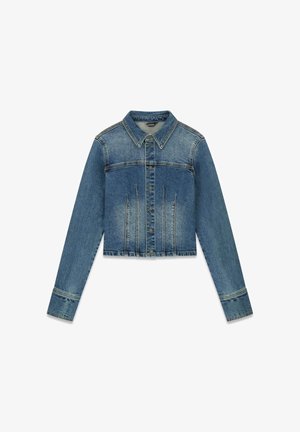 Cropped spijkerjasje in lichtblauw met knoopsluiting aan de voorkant, puntkraag en verticale stikdetails op het lijfje en de mouwen.
