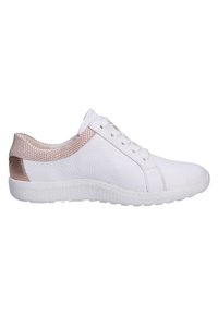 Sneaker bianco in pelle testurizzata, con un sottile accento in pelle di serpente rosa oro vicino al tallone, e una suola in gomma bianca con una leggera scolpitura.