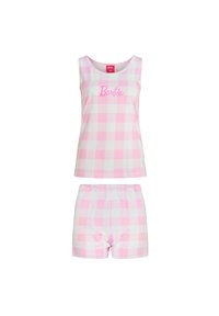 Top de tirantes a cuadros en rosa con la palabra "Barbie" impresa en cursiva, combinado con pantalones cortos a juego que presentan una cinturilla elástica.