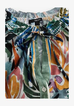 Blouse florale avec un col froncé, des motifs multicolores en vert, orange et bleu, dotée d'une fermeture à nouer et d'un détail de bouton.