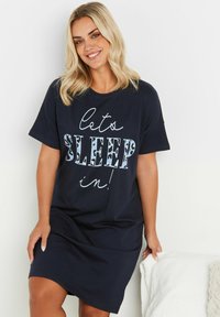 Marinblå kvällsklänning med kort ärm i mjuk bomull har texten "låt oss SOVA!" tryckt i vitt och ljusblått med en avslappnad passform.