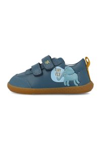 Zapatos de cuero azul para niños pequeños con dos correas de Velcro, suela de goma, que presentan un elefante de dibujos animados y el texto "Puedo volar" en el lateral.