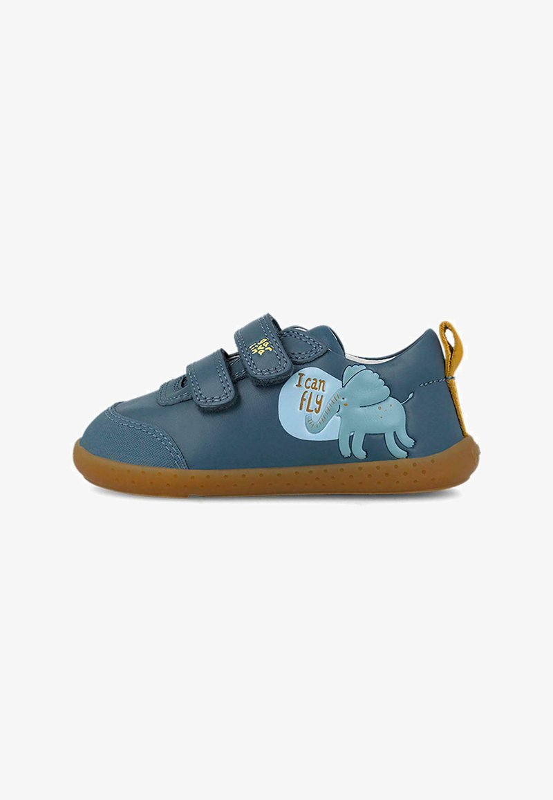 Zapatos de cuero azul para niños pequeños con dos correas de Velcro, suela de goma, que presentan un elefante de dibujos animados y el texto "Puedo volar" en el lateral.