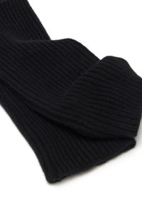 Sciarpa nera a coste realizzata in materiale morbido, con una superficie testurizzata e un design versatile adatto a vari stili.
