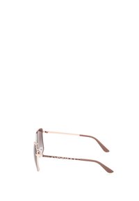 Occhiali da sole con tonalità marrone, montatura rettangolare, dettagli in metallo e design semplice. Le aste presentano una texture liscia con un discreto dettaglio del logo.