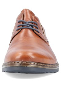 Scarpa in pelle marrone con una superficie liscia, punta rotonda, lacci blu e cuciture a contrasto. Suola in gomma con tacco leggermente elevato.