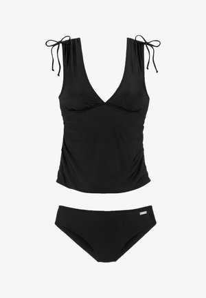 Zwart zwemset met een v-hals tankini met strikbandjes en een geraffineerd ontwerp, vergezeld van bijpassende low-rise bikini slipjes.