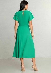 Lipsy KNOT SIDE MIDI  - Trikoomekko - green