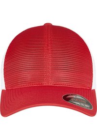 Rød baseballkasket med mesh bag, solid fron og buet skygge. Har et Flexfit-mærke på siden. Hvide detaljer bagpå.