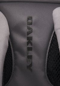 Oakley LATITUDE BACKPACK UNISEX - Hátizsák - granite gray