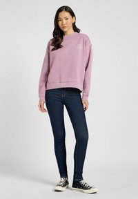 Lee LONG SLEEVE GRAPHIC CREW - Felpa - plumberry