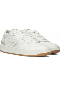 Witte leren sneakers met een gladde textuur, een zool van gumrubber en platte veters; voorzien van een subtiel logo en gestikte accenten.