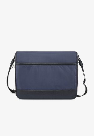 Marineblauwe laptop tas met een gladde nylon voorkant, zwarte leren accenten, verstelbare schouderband en een ritsvak aan de voorkant voor opslag.