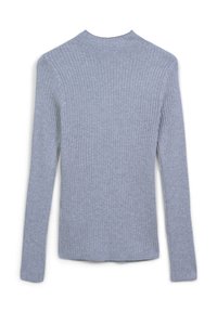 Hellgrauer, gerippter Pullover mit langen Ärmeln, hohem Kragen, taillierter Silhouette und feinem verticalen Strickmuster.