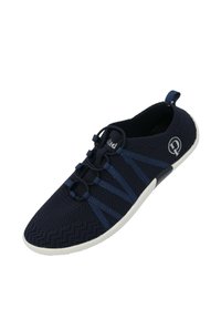 Scarpa in rete blu scuro con superficie testurizzata, lacci elastici, suola bianca e logo del marchio sul lato. Design leggero e traspirante.