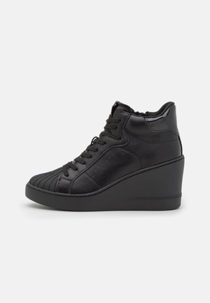 Sneakers cu toc wedge negre, cu un material superior din piele netedă, vârf texturat, design cu șireturi și talpă solidă din cauciuc negru.