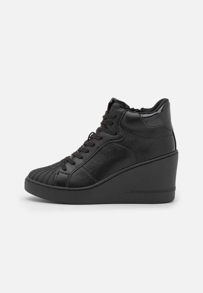 Sneakers wedge alte nere con tomaia in pelle liscia, punta testurizzata, design con lacci e suola in gomma nera solida.