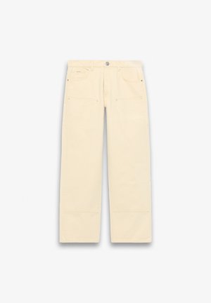 Bež hlače širokih nogavica s prednjim i stražnjim džepovima, petljama za remen te zatvaračem na kopčanje i gumbom, prikazane ravno na bijeloj pozadini.