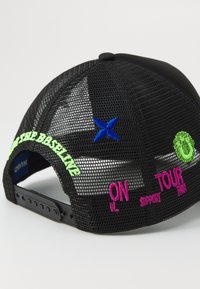 Μαύρο καπέλο μπέιζμπολ με διχτυωτό πίσω μέρος. Διαθέτει χρωματιστές κεντημένες λεπτομέρειες: "ON" σε ροζ, "SUPPORT" σε μαύρο, πράσινος κύκλος και μπλε άστρο.