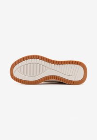 Soletta leggera di sneaker con una intersuola bianca testurizzata e una suola esterna arancione in gomma a contrasto. Presenta scanalature a motivi per una presa ottimale.