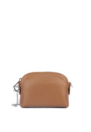 Petit étui en cuir beige avec fermeture éclair et détail chaîne argentée sur fond blanc.