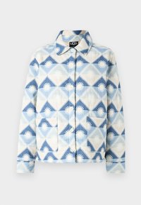 Chaqueta acolchada en azul claro y crema con un patrón geométrico de diamantes y acentos de flores; cuenta con un cuello y dos bolsillos frontales.