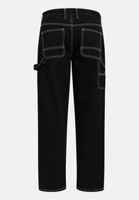 Pantaloni cargo neri con doppie tasche posteriori, attacco per tasca laterale e cuciture bianche a contrasto. Design a gamba dritta con vestibilità rilassata.