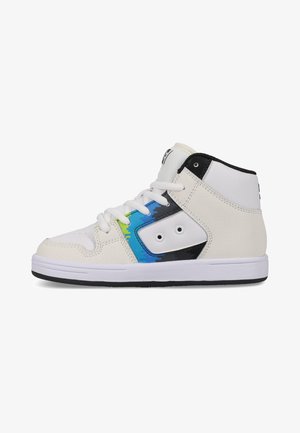 Białe, wysokie sneakersy o teksturowanej, gładkiej powierzchni, z niebieskimi i zielonymi akcentami, czarnymi detalami i białymi sznurowadłami.